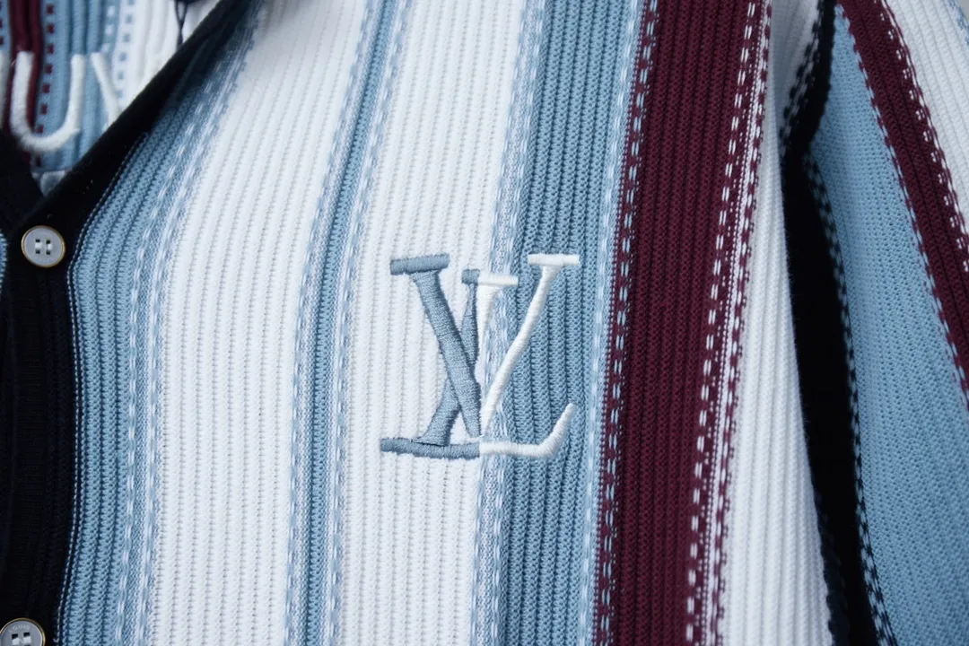 🅿️300 Lujia 25ss new cotton short-sleeved shirt has a loose and breathable silhouette with vertical crochet stripes and Yingze embroidered logos on the front and back. The pearlescent buttons on the front highlight the elegant details, and can be paired with matching shorts to create a cruise look. Size: S.M.L.XL.